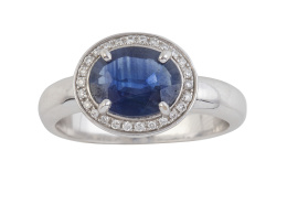 265.  Sortija con zafiro oval de 1,90 ct aprox dispuesto en horizontal y orlado de brillantes