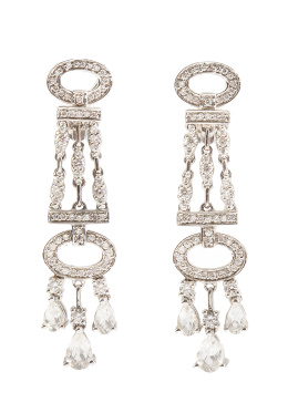 259.  Pendiente largos de brillantes con diseño de formas geométricas caladas y tres diamantes talla pera colgante