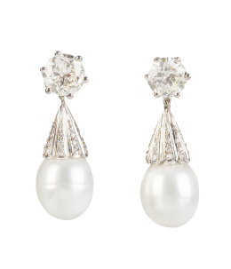 378.  Pendientes largos con dormilonas de brillantes y perillas de perlas australianas colgantes, desmontables para poder usar sólo las dormilonas