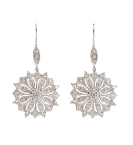 247.  Pendientes largos con flor colgante de brillantes