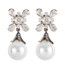 312.  Pendientes largos con perilla de perlas australianas, colgantes de flor de brillantes y diamantes talla perilla