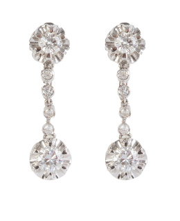 267.  Pendientes largos de brillantes, con brillante superior e inferior de mayor tamaño unidos por línea rivière de pequeños chatones de brillantes