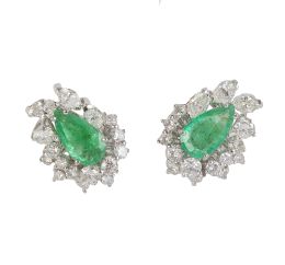 283.  Pendientes de esmeraldas talla pera central orlados de brillantes y diamantes talla navette engastados a diferentes alturas