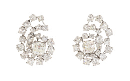 260.  Pendientes de brillantes de talla antigua, con diseño de espiral con grandes centros de 0,90 ct aprox cada uno