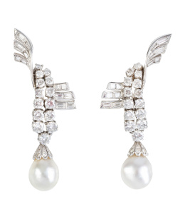 413.  Elegantes pendientes largos años 50, con perillas de perlas colgantes de piezas con diseño de alas de brillantes y baguettes