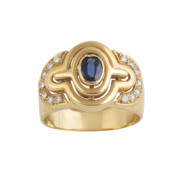 327.  Sortija ancha con zafiro oval central y arcos de brillantes en montura gallonada