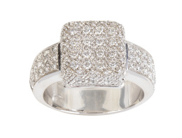 344.  Sortija con pavé de brillantes en frente cuadrangular y cuajando los brazos de la montura