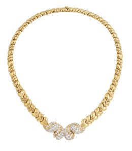 279.  Collar de oro con piezas gallonadas articuladas y centro de hojas cuajadas de brillantes