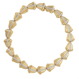270.  Collar de brillantes en conchas gallonadas articuladas, con línea de brillantes en sus centros. 