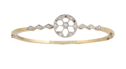 85.  Pulsera rígida años 20 con rosetón central calado de diamantes entre líneas de rombos con diamantes