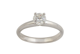 287.  Sortija solitario con brillante central de 0,50 ct engastado en cuatro garras