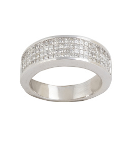 317.  Sortija con diamantes talla princesa formando banda convexa de pavé