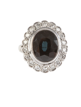 149.  Sortija oval con zafiro central de 5 ct aprox orlado de brillantes