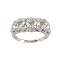 362.  Sortija tresillo de brillantes con galería lateral calada y decorada con brillantes