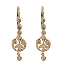 109.  Pendientes largos S. XIX con trabajo calado floral y zafiros blancos