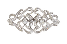 165.  Broche doble clip de brillantes con diseño simétrico de flores de cintas onduladas