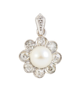 115.  Colgante rosetón de brillantes de talla antigua con perla fina central