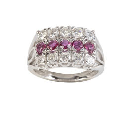 116.  Sortija de frente rectangular de línea de cinco rubíes frente dos bandas de brillantes