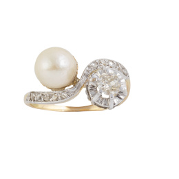 117.  Sortija tu y yo de pp. S. XX con brillante y perla entre línea sinuosa de diamantes