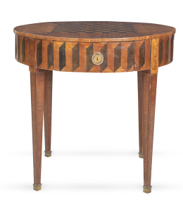 551.  Mesa circular estilo Luis XVI con damero en la tapa de madera de palo de rosa y palo de violeta.Trabajo francés, S. XIX.