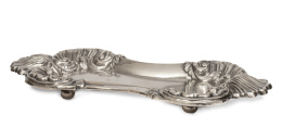 1091.  Bandeja de plata con decoración repujada de hojas carnosas y conchas. Sin marcas.España, S. XIX.