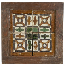1154.  Panel con cuatro azulejos con la técnica de arista, esmaltado en verde, ocre y negro.Toledo, S. XVI
