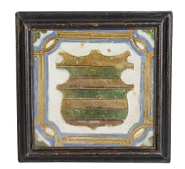 1156.  Azulejo de cerámica con el escudo de Ribera, con la técnica de arista, en ocre, verde y azul.Toledo, S. XVI.
