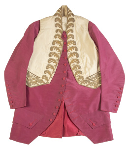 1133.  Librea y chaleco en raso de seda en rosa y crema, con bordados de hojas en hilos de oro y pequeñas aplicaciones.Mallorca, S. XVIII.