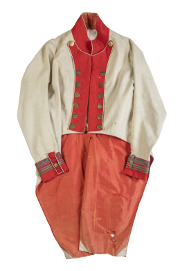 1134.  Librea en lana en blanco y rojo e interior forrado en seda roja, botones en metal dorado, llevan escrito: "Mallorca".Mallorca h. 1800.