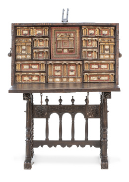 1126.  Papelera de madera de nogal, dorada, policromada de rojo y decoración grabada.Trabajo salmantino, h. 1640.
