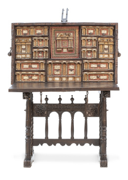 1126.  Papelera de madera de nogal, dorada, policromada de rojo y decoración grabada.Trabajo salmantino, h. 1640.