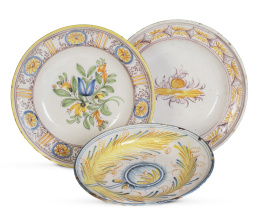 1114.  Lote de tres platos de cerámica esmaltada con decoración de flores.Ribesalbes, S. XIX.