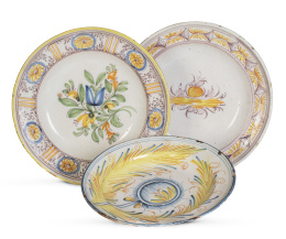 1114.  Lote de tres platos de cerámica esmaltada con decoración de flores.Ribesalbes, S. XIX.