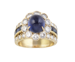 353.  Sortija VAN CLEFF AND ARPELS con cabuchón de zafiro central orlado de brillantes