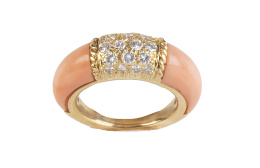 173.  Sortija VAN CLEEF vintage con banda central de brillantes y coral en el aro