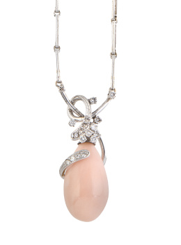 296.  Pendentif con perilla de coral de piel de ángel colgante adornada por capuchón de brillantes, con cadena de eslabones a modo de barritas articuladas