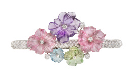 188.  Broche floral ROSA BISBE, con flores talladas en piedras semipreciosas de diferentes colores sobre banda arqueada de pavé de brillantes