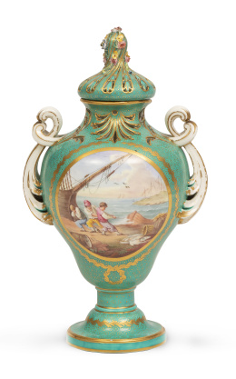 1287.  Pot-pourri de porcelana esmaltada en verde y dorado con una reserva con escenas de puerto por ambas caras. Con marca de dos "L" entrelazadas con una q inserta  en azul cobalto.Sévres, 1769.