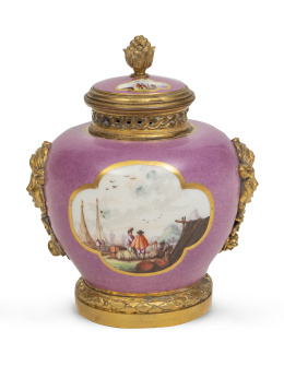 1284.  Perfumador de porcelana esmaltada en rosa con cartelas con escenas de puerto, montado en bronce dorado. Marcado en azul cobalto en la baseMeissen, h. 1735-1740.