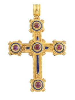 98.  Cruz colgante bizantina con decoración en esmalte azul, motivos de filigrana aplicados, y cabuchones de rubíes en centro y extremos de los brazos