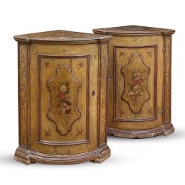 1105.  Pareja de rinconeras lacadas en ocre con ramilletes de flores.Norte de Italia, h. 1800.