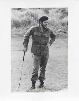 1074.  ALBERTO KORDA (La Habana, Cuba, 1928 - París, 2001)Che Guevara jugando al golf