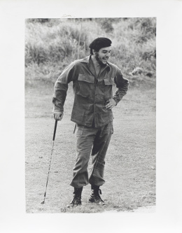 1033.  ALBERTO KORDA (La Habana, Cuba, 1928 - París, 2001)Che Guevara jugando al golf