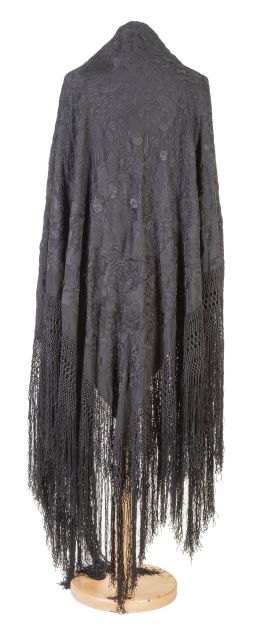 1215.  Mantón de "Manila" en seda negra bordado con hilos del mismo color.Segunda mitad del, S. XIX.