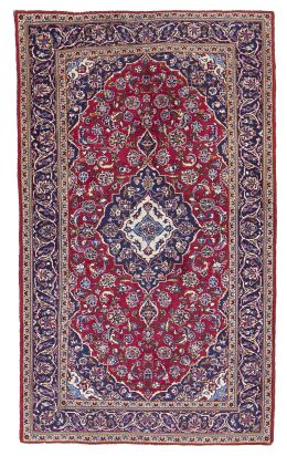 1102.  Alfombra con decoración geométrica y flores sobre campo rojo y medallón central.Persia.