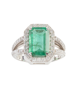 226.  Sortija con esmeralda de 2,57 ct talla esmeralda rectangular, orlada de brillantes, y brillantes decorando dobles brazos en los que remata la montura