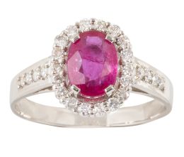 237.  Sortija con rubí de 1,70 ct orlado de brillantes, y con brillantes decorando los brazos de la montura