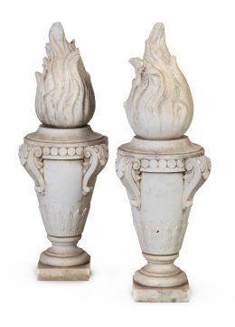 1327.  Pareja de copas de jardín de mármol tallado.pp. del S. XX.