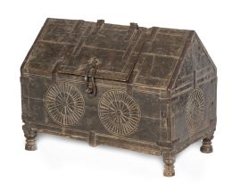 619.  Caja con tapa a dos aguas de madera tallada con flores.Rajastán , S. XVIII - XIX.