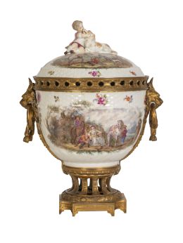 1252.  "Pot-pourri" de porcelana esmaltada montada en bronce dorado, siguiendo modelos de Meissen. Marca en azul en la base.Samson, París, finales del S. XIX.